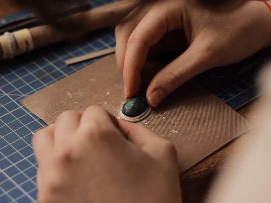 Setting a stone by hand